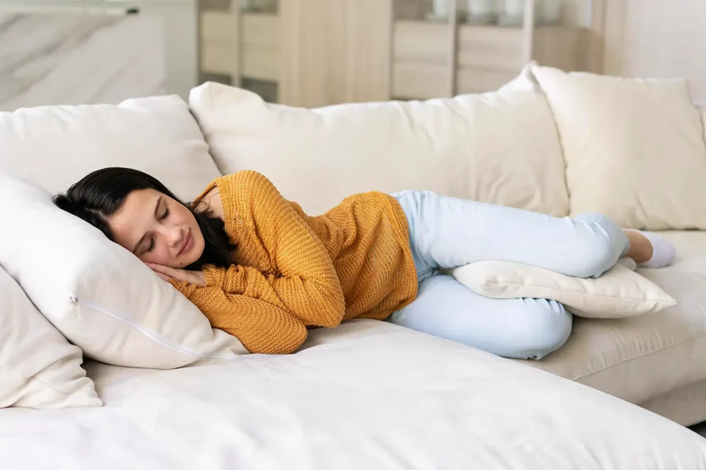 posisi tidur untuk kaki pegal​