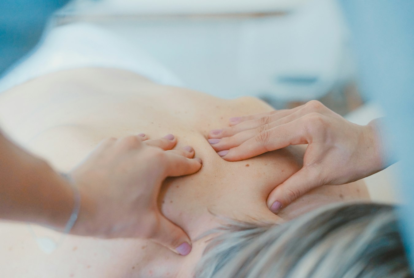 Terapis melakukan Back Therapy untuk meredakan nyeri punggung di RX Relaxology