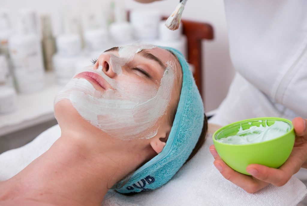 Terapis melakukan perawatan wajah face therapy dan face mask di RX Relaxology