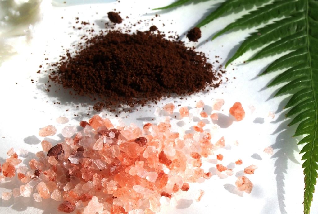Lulur dan body scrub garam alami untuk eksfoliasi kulit di RX Relaxology