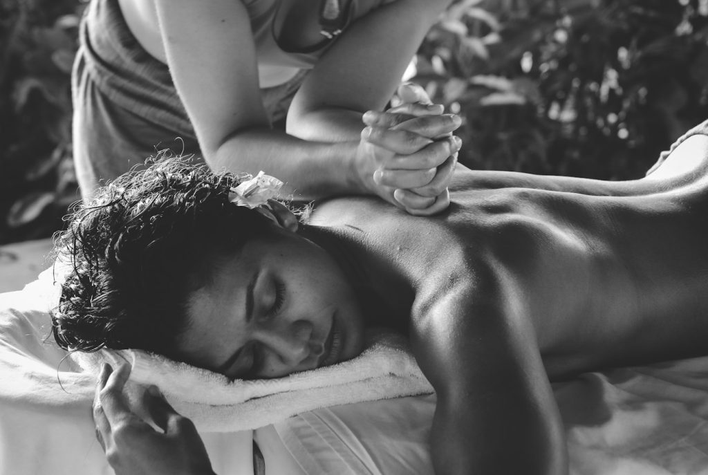 Terapis melakukan Thai Massage dengan teknik peregangan di Relaxology