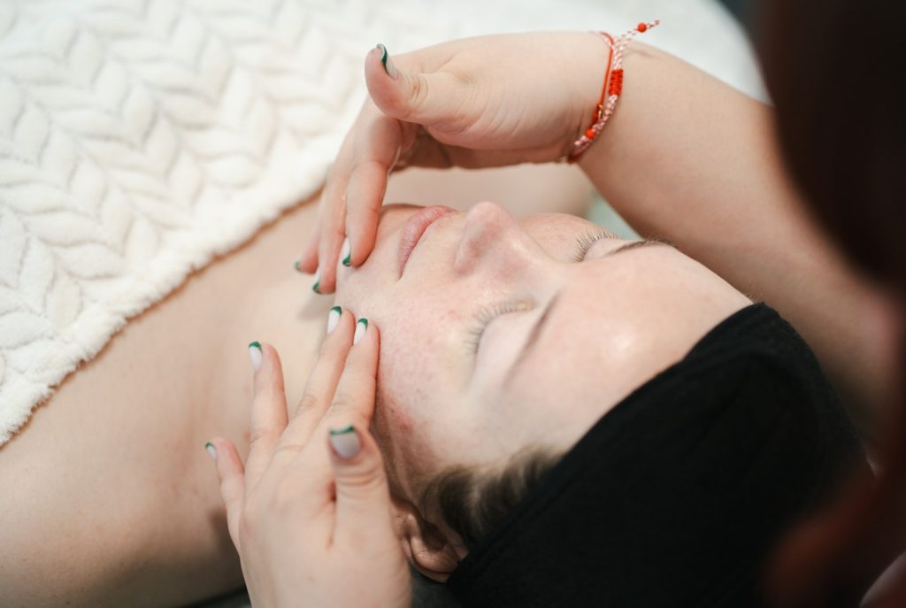 Terapis melakukan pijat tradisional dan perawatan wajah Face Therapy di RX Relaxology