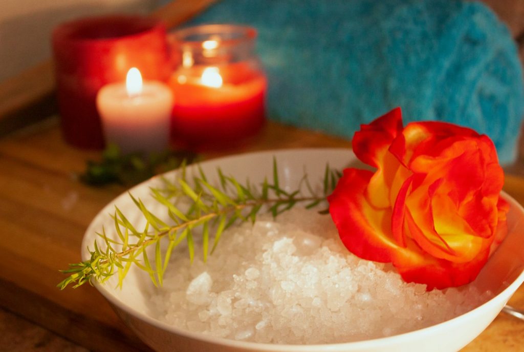 Terapis melakukan pijat tradisional dan perawatan lulur scrub di RX Relaxology