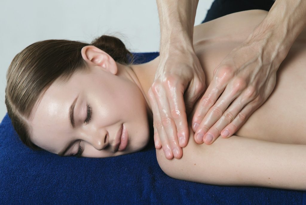 Perbandingan Back Therapy, Injury Therapy, dan Sport Massage di Relaxology untuk pemulihan otot dan punggung