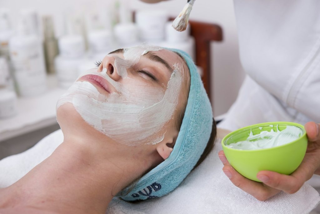 Perbandingan perawatan kulit Face Therapy, Face Mask, dan Lulur di Relaxology untuk kulit cerah dan lembap