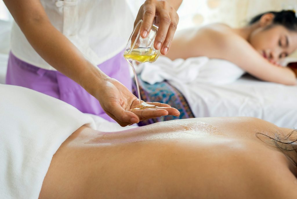 Perbandingan treatment pijat refleksi, traditional massage, dan body relax di Relaxology untuk relaksasi tubuh