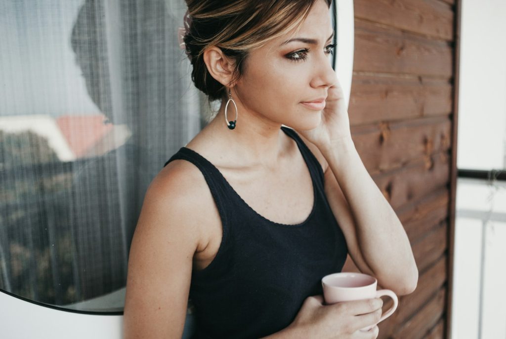 Tips relaksasi setelah seharian bekerja dengan minum teh hangat dan perawatan tubuh di Relaxology